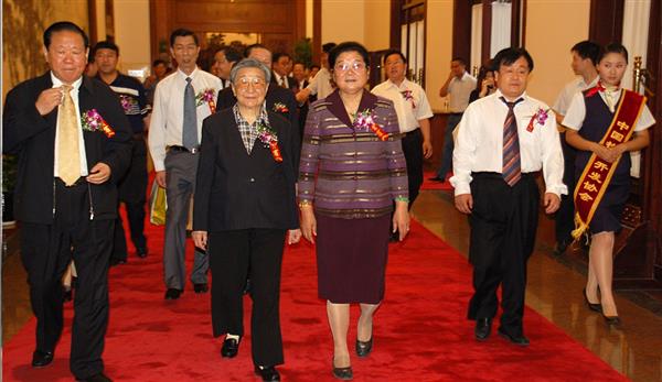 全國政協副主席錢正英（左一）、十五屆中央委員顧秀蓮（左三）、國務院扶貧主任，政協常委胡富國（左一）、北方汽車專修學校曹振峰董事長（右一）在人民大會堂共同出席北方學校七千萬扶貧工程